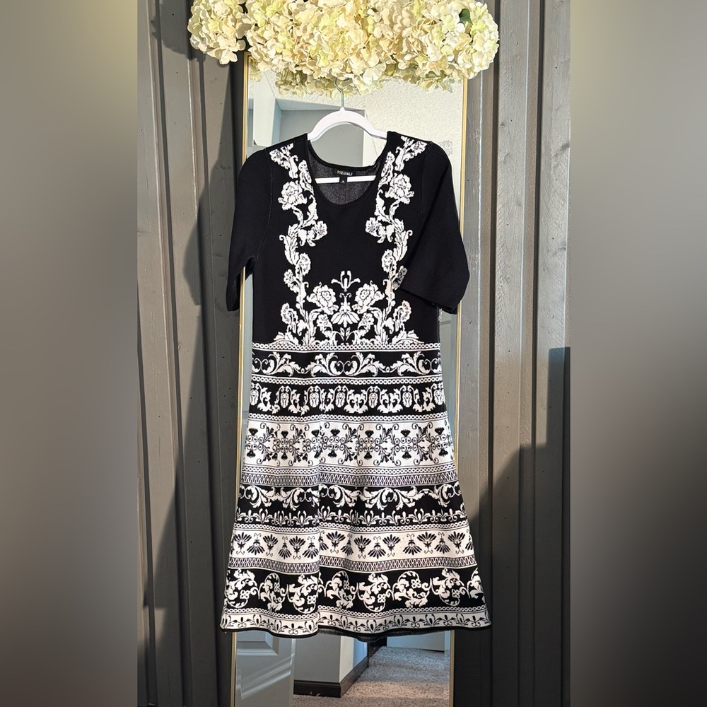 Roz & Ali Black and White Formal A-Line Dress